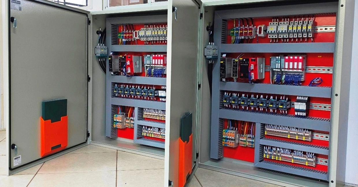 Painéis elétricos industriais — foto 1 de 5